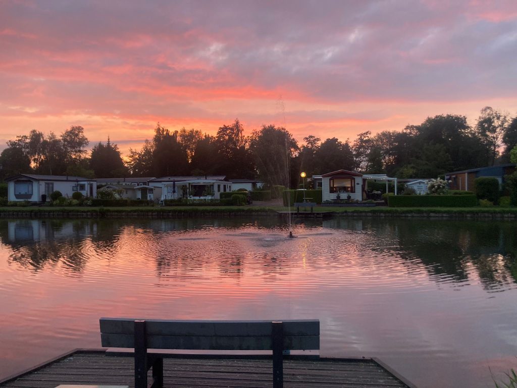 Een schitterend visvijver op recreatielandgoed de ijsvogel. 